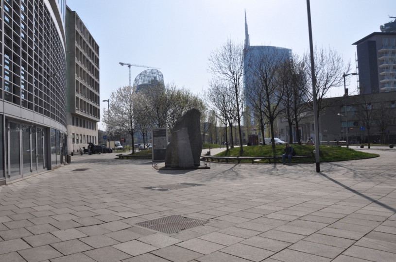 plush74 Italien Mailand Drehort mieten Film Foto Straßen Platz moderne Architektur Glas 3