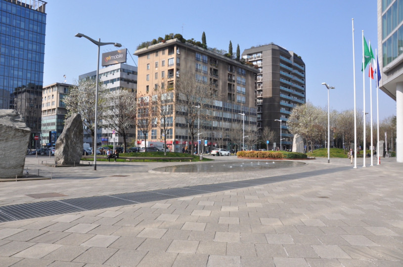 plush74 Italien Mailand Drehort mieten Film Foto Straßen Platz moderne Architektur Glas 5