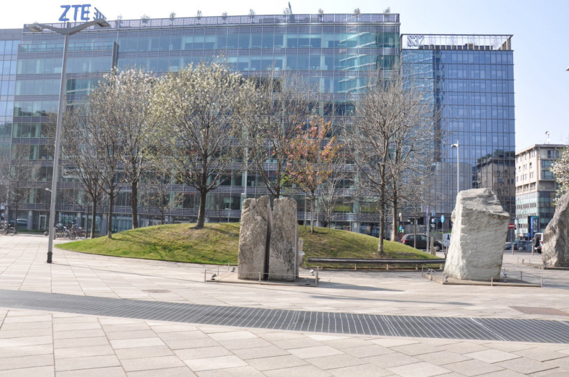 plush74 Italien Mailand Drehort mieten Film Foto Straßen Platz moderne Architektur Glas 6