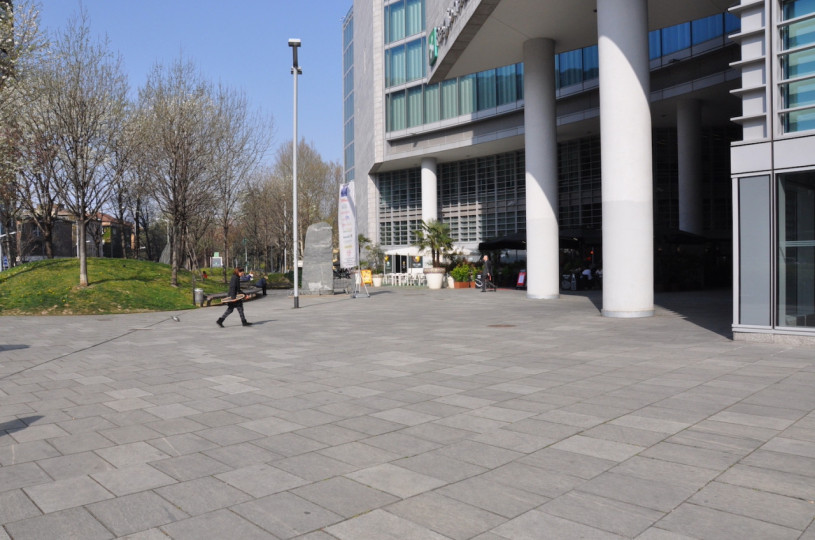 plush74 Italien Mailand Drehort mieten Film Foto Straßen Platz moderne Architektur Glas 8