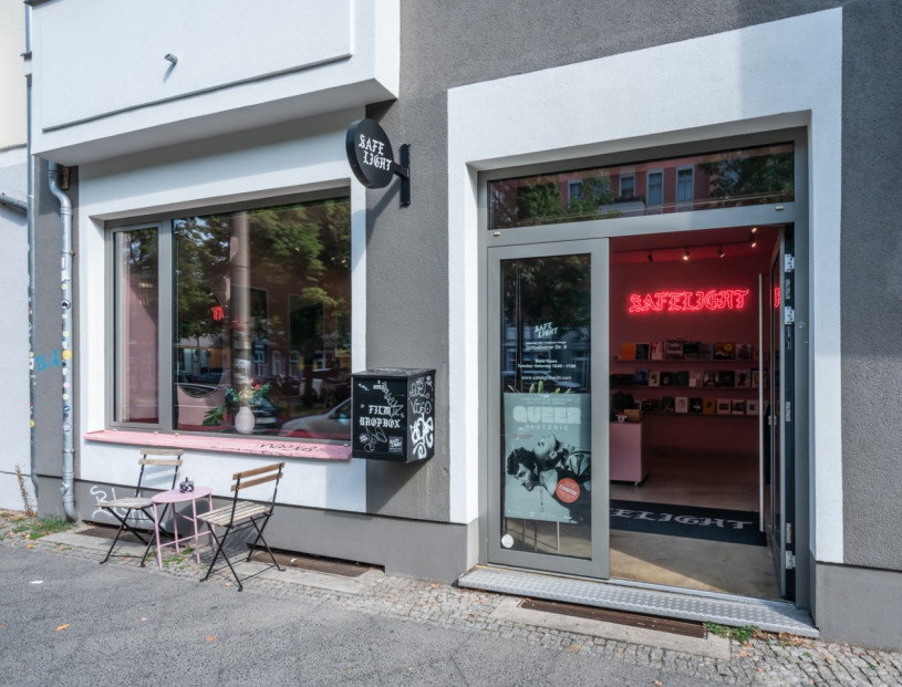 plush74 location photo film berlin germany store shop pink camera 1