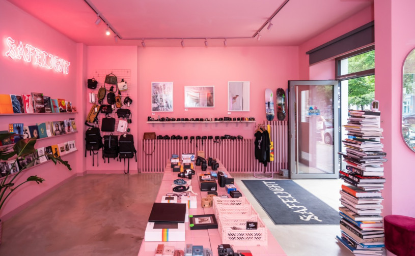 plush74 location photo film berlin germany store shop pink camera 2