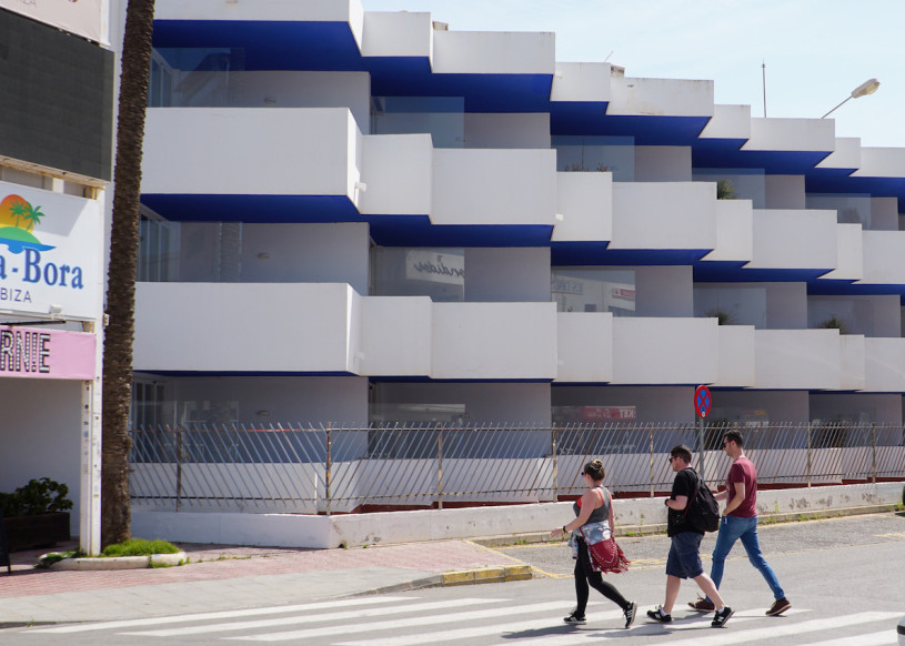 plush74 location scout ibiza streets graphic funky rental pink film photo event urban colors7