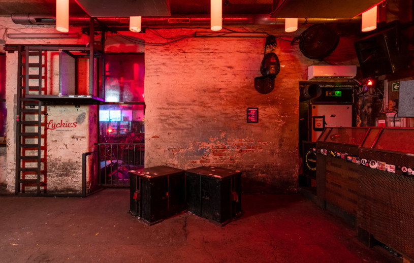 plush74 location scout rental photo film production berlin club bar funky13