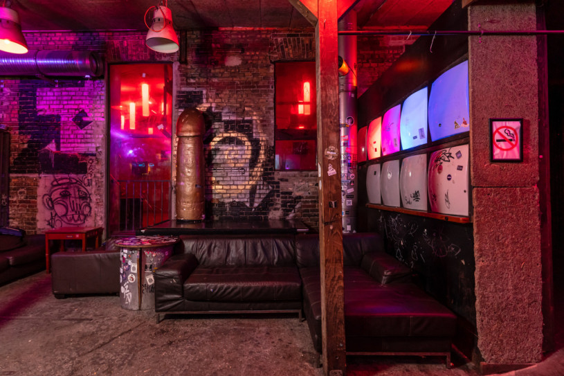 plush74 location scout rental photo film production berlin club bar funky18