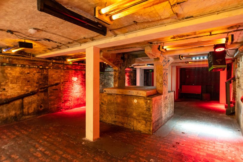 plush74 location scout rental photo film production berlin club bar funky23