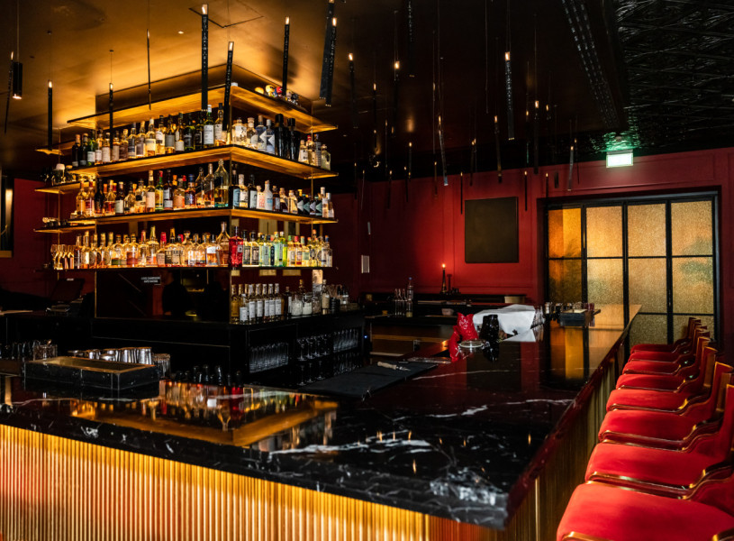 plush74 location scout rental spain photo film production hotel room suite berlin75