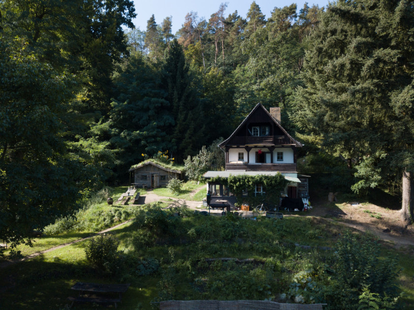 plush74 magical lakeside house 20