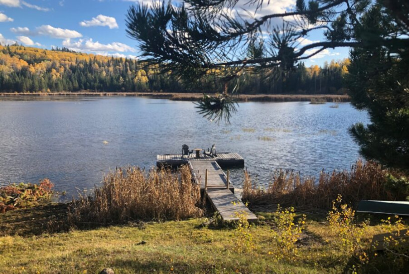 felpa74 sereno frente al lago solar cabañas retiro 21