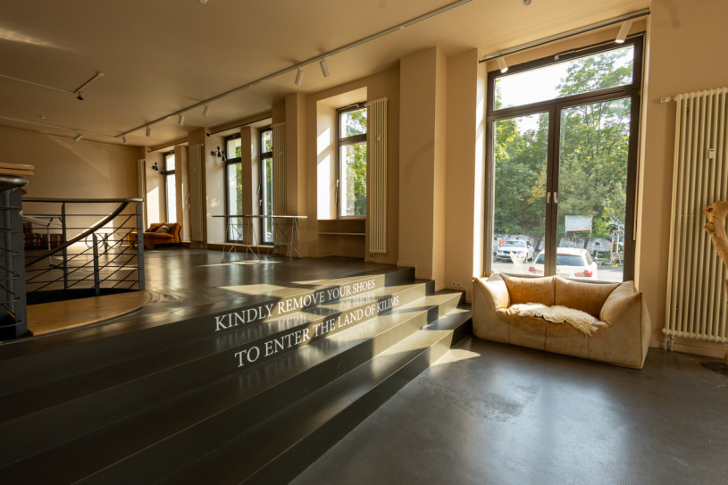 plush74 spacious pop up showroom in berlin 18