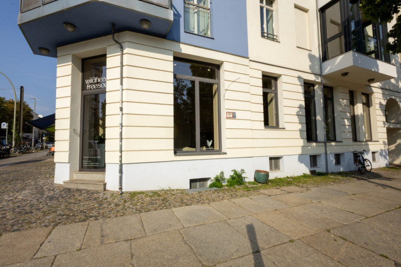 plush74 spacious pop up showroom in berlin 8