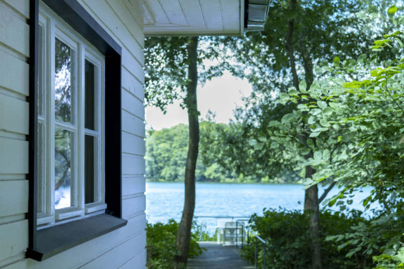 plush74 tiny house by the water 12