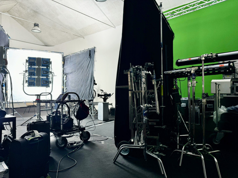 plush74 vibrant milan loft 13