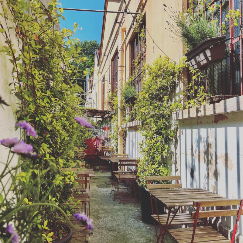 plush74 vibrant milan loft 14