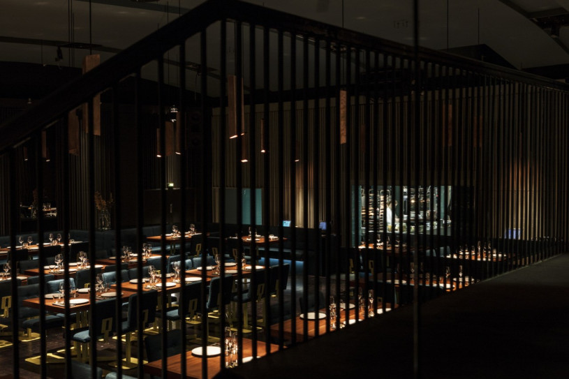 restaurant location berlin plush742