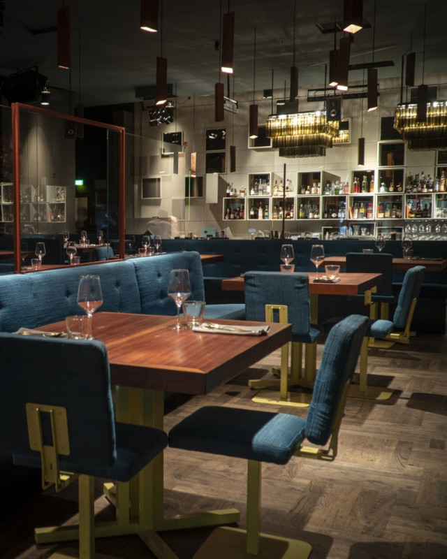 restaurant location berlin plush748